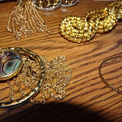 Gold Tone Earring, Bracelet Lot - Lot #0093