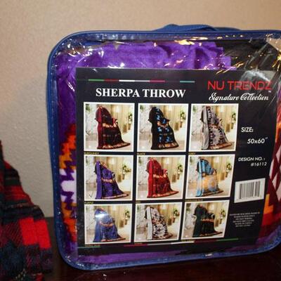 Nu Trendz Sherpa throw, new in plastic retail display box (#121)