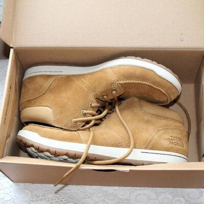 North Face Ballare Ebo Chucka Size 8 shoes, new in box (#127)