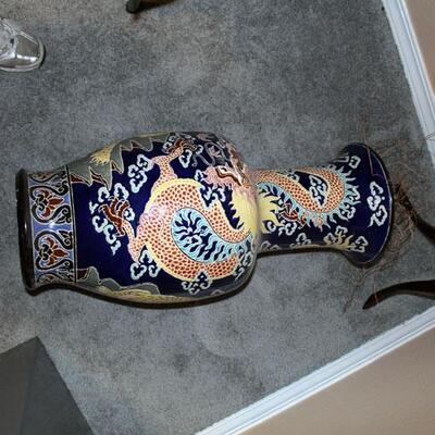 Large Chinese vase, 31"