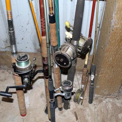 Lot of 6 fiberglass fishing rods, 5 reels, and 2 nets (#250a) 