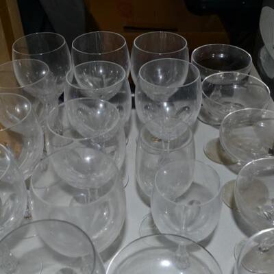 LOT 326. COLLECTION OF WINE AND CHAMPAGNE GLASSES