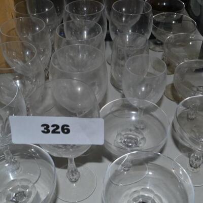 LOT 326. COLLECTION OF WINE AND CHAMPAGNE GLASSES