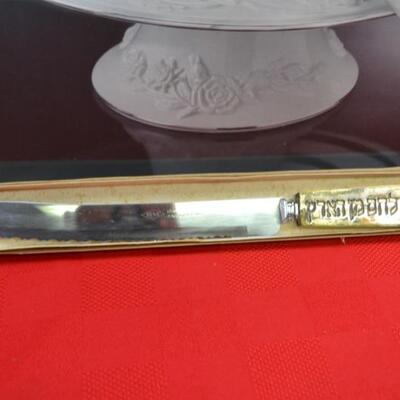 LOT 333 CAKE PLATE AND KNIFE