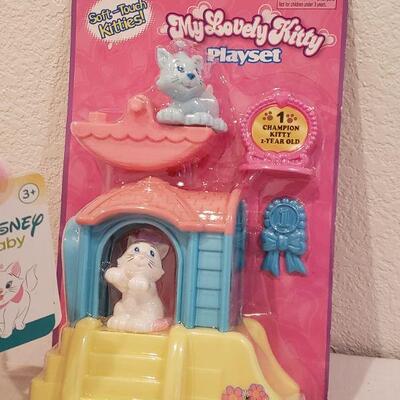 Lot 892: NEW Kitty Play Set, Disney Aristocats "Marie" Walking Animated Cat & Precious Moments Activity Pad