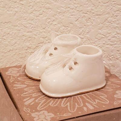 Lot 908: NEW Baby Gifts and Ornament 