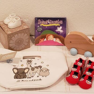 Lot 908: NEW Baby Gifts and Ornament 