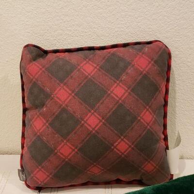Lot 916: New Green & White Tree Skirt and Hallmark Holiday Pillow 