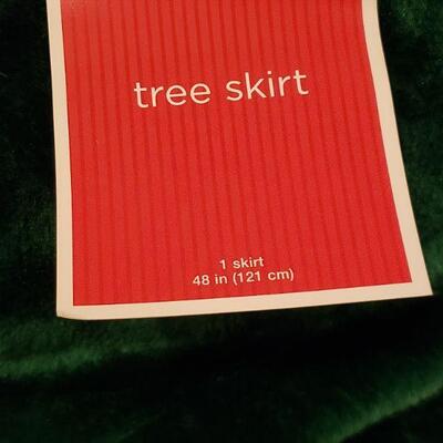 Lot 916: New Green & White Tree Skirt and Hallmark Holiday Pillow 