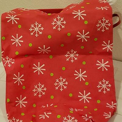 Lot 919: New Holiday Reindeer Nuts, Hand Towels, Glass Light Up Santa and Santa Metal Container