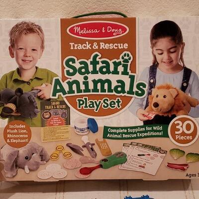 Lot 926: NEW Melissa & Doug Safari Animals Play Set, Activity Set and Soft Ornament 