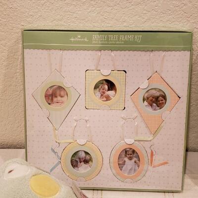 Lot 932: NEW Baby Gifts Lot