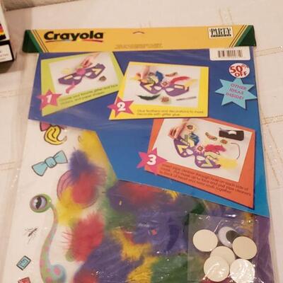 Lot 932: NEW Bead Jewelry Making Kit and Mask Making Kit