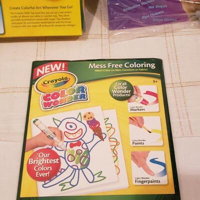 Lot 935: NEW Tabletop Art Easel, Extra Paper and Mask Making Kit