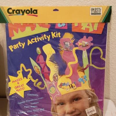 Lot 935: NEW Tabletop Art Easel, Extra Paper and Mask Making Kit