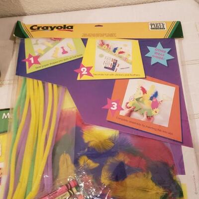 Lot 935: NEW Tabletop Art Easel, Extra Paper and Mask Making Kit