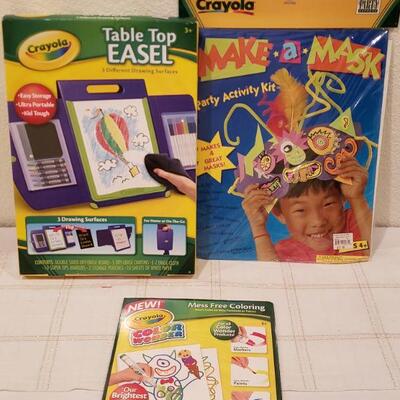 Lot 943: NEW Tabletop Easel, Extra Paper and Mask Making kit