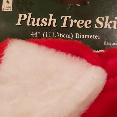 Lot 947: NEW LED Candles, Tree Skirt and Ornaments 