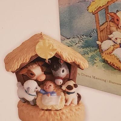 Lot 948: NEW Hallmark Interactive Book and Ornament