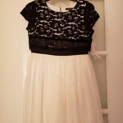 Lot 954: NEW size 10 Girls Dress