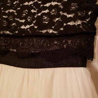 Lot 954: NEW size 10 Girls Dress