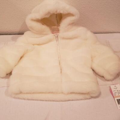 Lot 957: NEW White Size 2T Coat