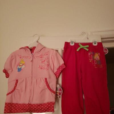 Lot 963: NEW Size 6 Girls Disney Princess Top and Sweat Pants