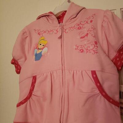 Lot 963: NEW Size 6 Girls Disney Princess Top and Sweat Pants