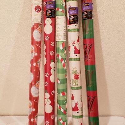 Lot 968: NEW (5) Rolls of Wrapping Paper (red & greens)
