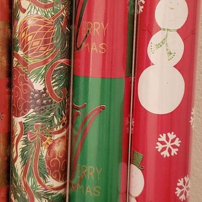 Lot 971: New (4) Rolls of Wrapping Paper and (2) Packages of Tissue Paper 