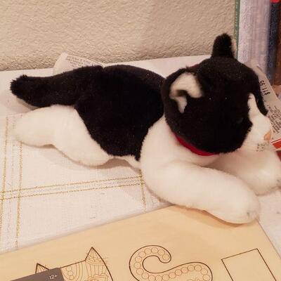 Lot 974: NEW Cat Enthusiast Gift Lot