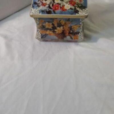 Make a gift of this flowery box.