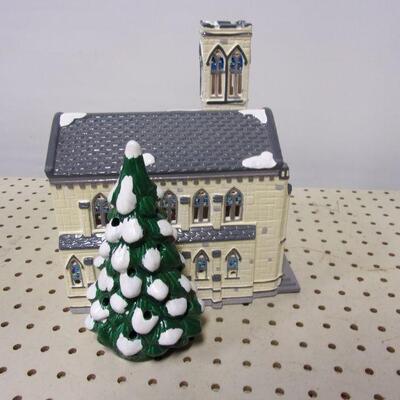 Lot 257 - Department 56 Snow Village Cathedral