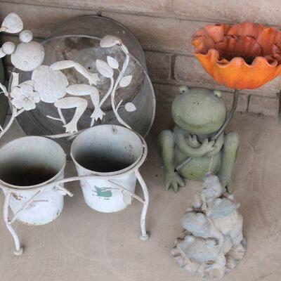 Lot 112 Outdoor Frog Garden DÃ©cor Pieces