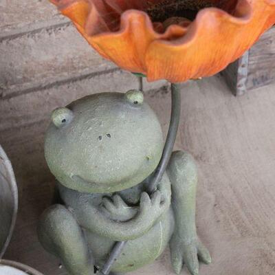 Lot 112 Outdoor Frog Garden DÃ©cor Pieces