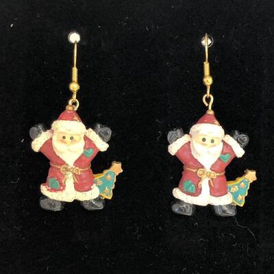 Lot 22 - Santa Brooch and Earrings