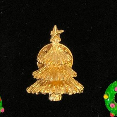Lot 27 - Christmas Tree Pin and Wreath Earrings