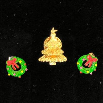 Lot 27 - Christmas Tree Pin and Wreath Earrings
