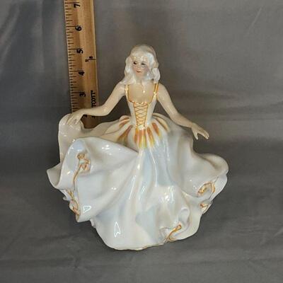 Lot 31 - Royal Doulton Figurine Sweet Seventeen