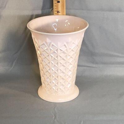 Lot 68 - Jeannette Glass Shell Pink Vase