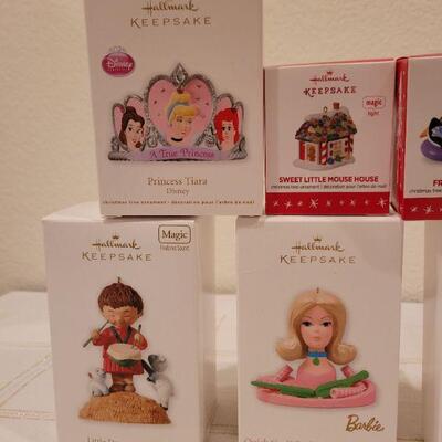 Lot 989: Assorted Hallmark Christmas Ornaments 
