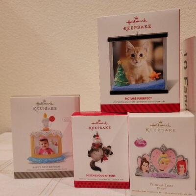 Lot 990: Vintage Golden Glow Angel String Lights TESTED A+ + Hallmark Christmas Ornaments 