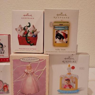 Lot 992: Assorted Hallmark Christmas Ornaments 