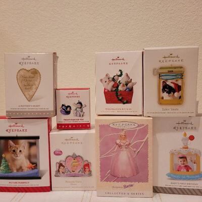 Lot 992: Assorted Hallmark Christmas Ornaments 
