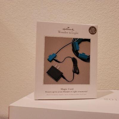 Lot 993: (4) Hallmark MAGIC CORD Synchronized Gingerbread Homes + NEW MAGIC CORD