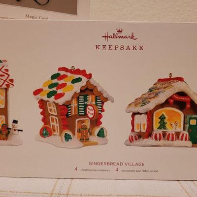 Lot 993: (4) Hallmark MAGIC CORD Synchronized Gingerbread Homes + NEW MAGIC CORD