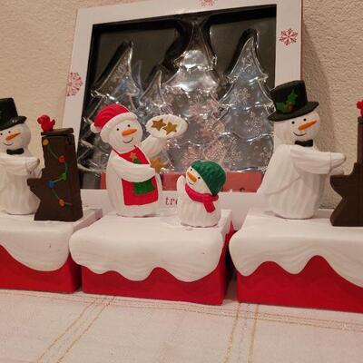 Lot 998: (3) Hallmark Synchronized Christmas Dancing Snowmen + Backlit Tree Set TESTED A+