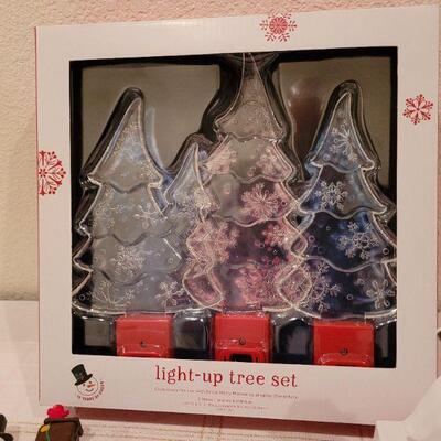 Lot 998: (3) Hallmark Synchronized Christmas Dancing Snowmen + Backlit Tree Set TESTED A+