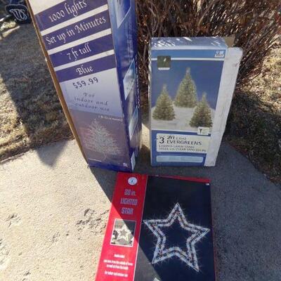 LOT 25  OUTDOOR CHRISTMAS DECORATIONS