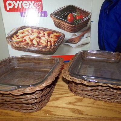 LOT 115  PYREX SERVING WARE ITEMS